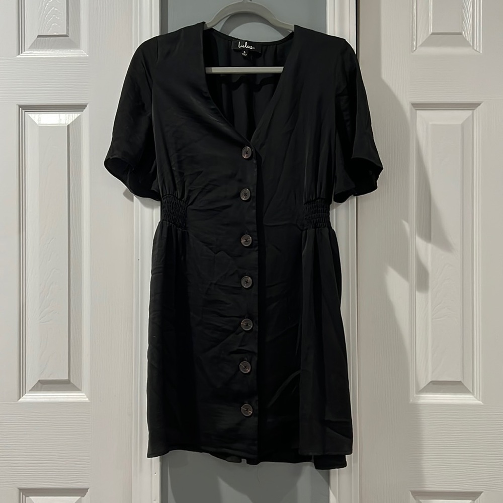 Lulu’s black dress